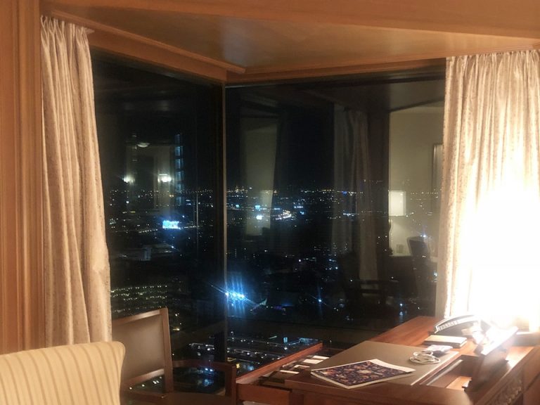 この角で2面になった窓の部屋に泊まりたくてグランドデラックスルームを選びました