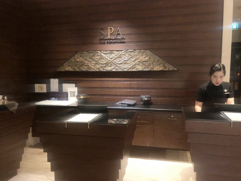 スパの受付カウンター