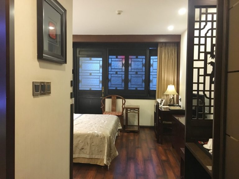 入り口から見た客室