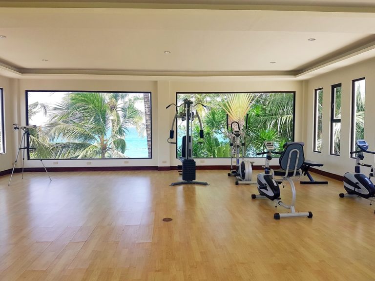 ジム内部:正面には2枚の大きなガラス窓あり海が見える