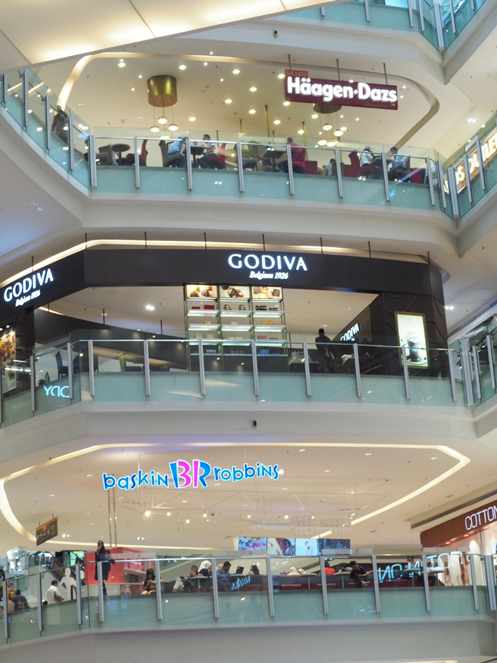 ホテルに隣接するショッピングモール なんでも揃っています