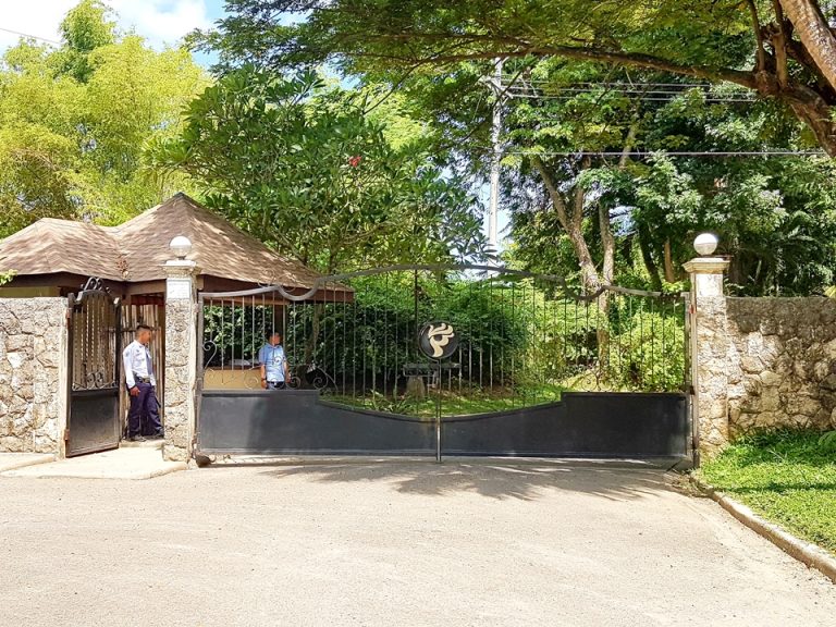 ゲート:二人のセキュリティが常時滞在し部屋番号や訪問の用途を聞かれる