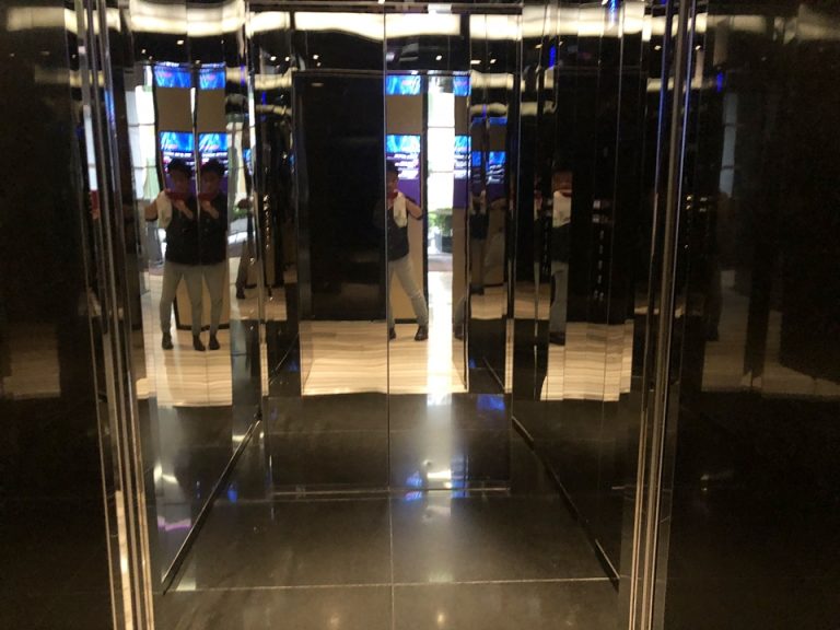 エレベーター内