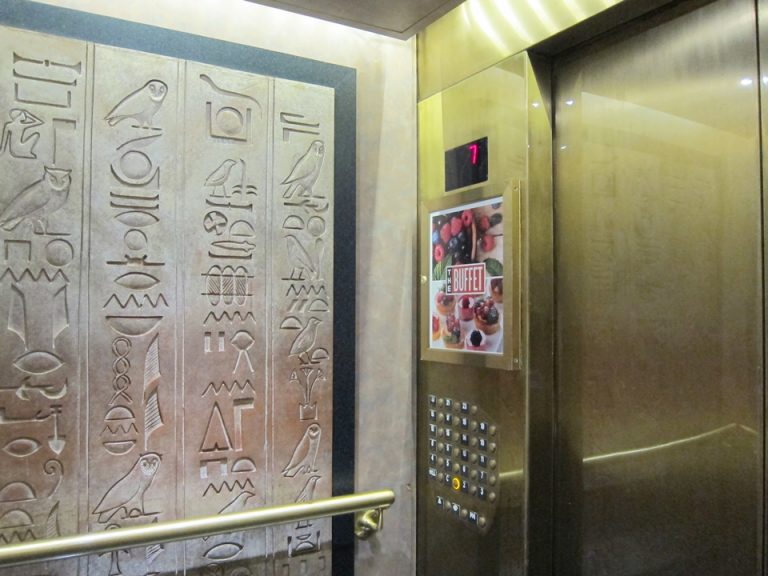 エレベーター内