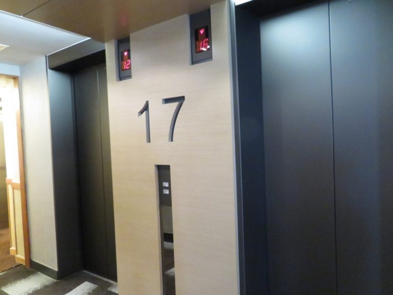 エレベーターホール (1)