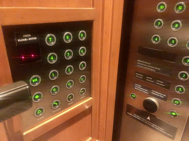 宿泊フロアに向かうエレベーターのフロアパネル