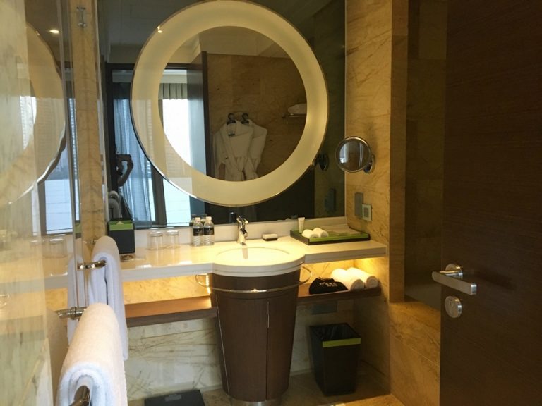 バスルームを入り口から見た様子。正面が洗面台、右手にバスタブ、左手にトイレとシャワーブースがあります