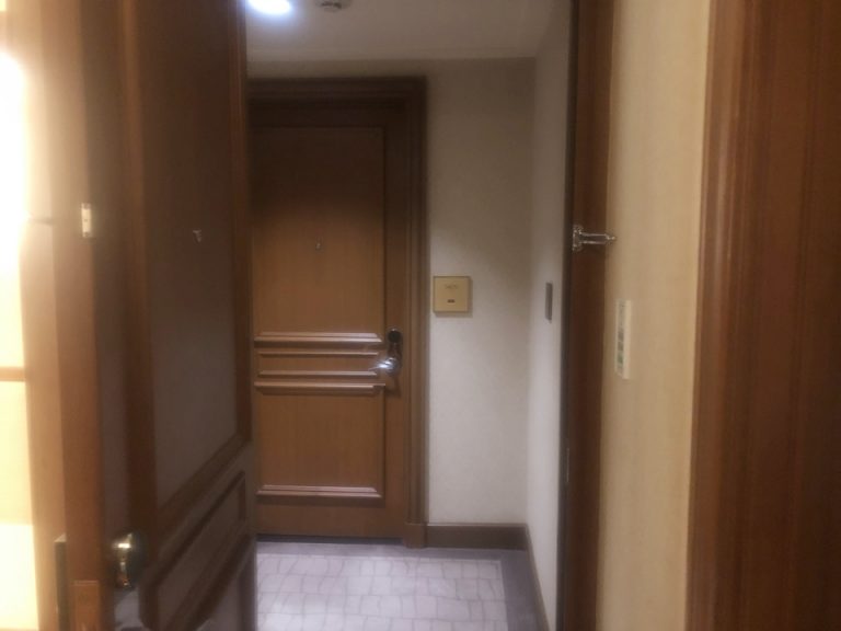 部屋から出入り口ドアを開けると向かいのドアが見えます