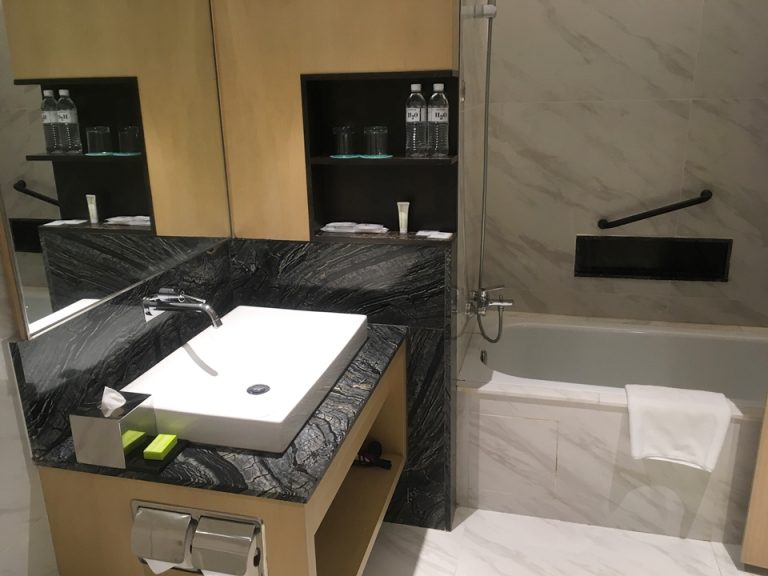 トイレ際からバスタブ側