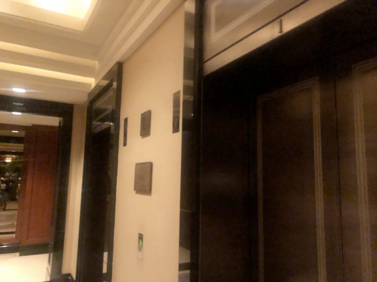 宿泊フロアに向かうエレベーターホール