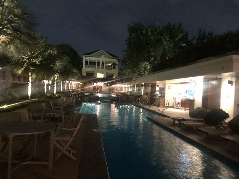 プールの両側にはプライベート感たっぷりの東屋が並んでいます