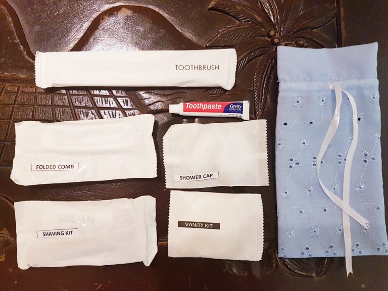 バスルーム:シャワー室側にある洗面台にあるアメニティ