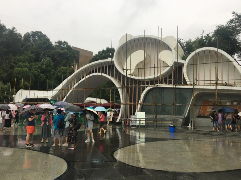 ホテルから車で40分の距離にある成都ジャイアントパンダ繁殖研究基地。入園直後、しかも大雨にも関わらずツアー客でにぎわっています。入園料は一人58元です