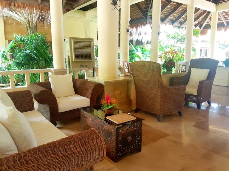 フロント:カウンターの後ろには椅子が設置されている