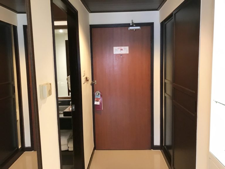 入り口に向かって4