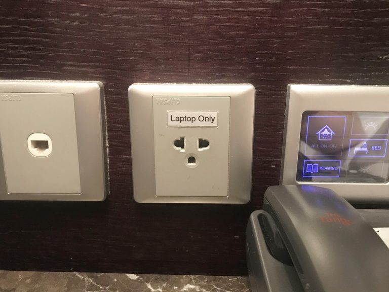 デスク上コンセントとパネル