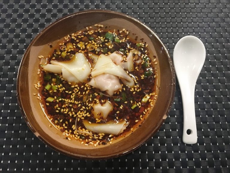 ワンタン。ピリ辛スープに入っているのが四川名物で、別名「抄手」と言うそうです。辛い物が苦手な方は、注文時に「Not spicy」と言えばOK