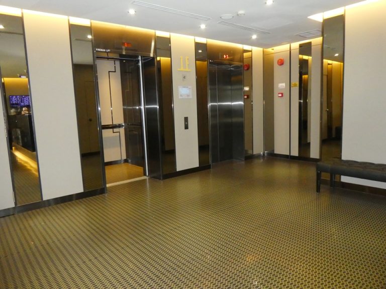 エレベーターホールフロント階 (1)