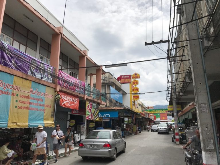 ホテル近くの市場
