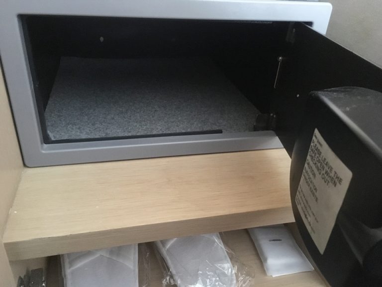セーフティボックス。扉を開けた状態