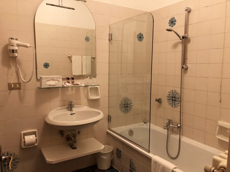 バスルーム入口から全景