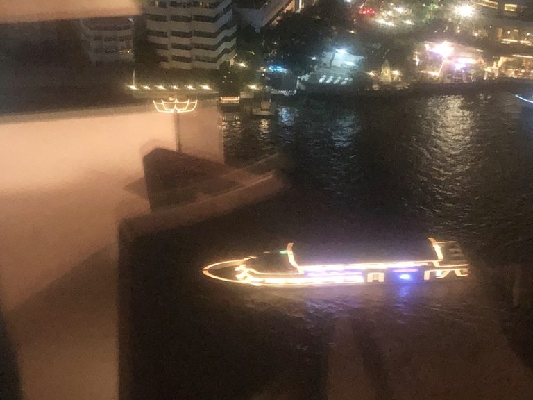 部屋から見下ろすチャオプラヤ川。ライトアップしたディナークルーズの船が行き交うのが見えるのも夜の楽しみの1つでした