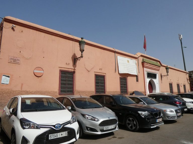 タクシーも止まっているパーキング