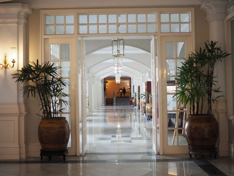 ロビー横の豪華な雰囲気漂う廊下