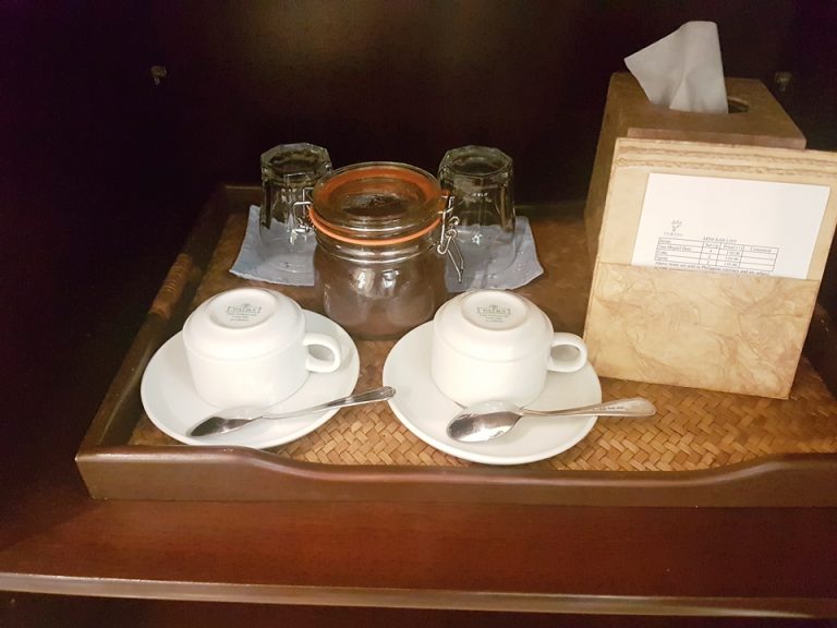 リビング:キャビネットを開けるとあるティーセット