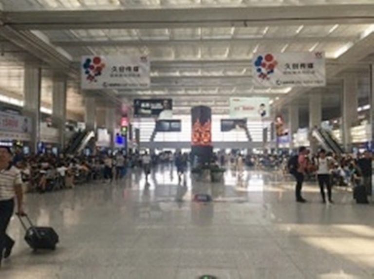 重慶北駅北広場。高速鉄道の駅です。