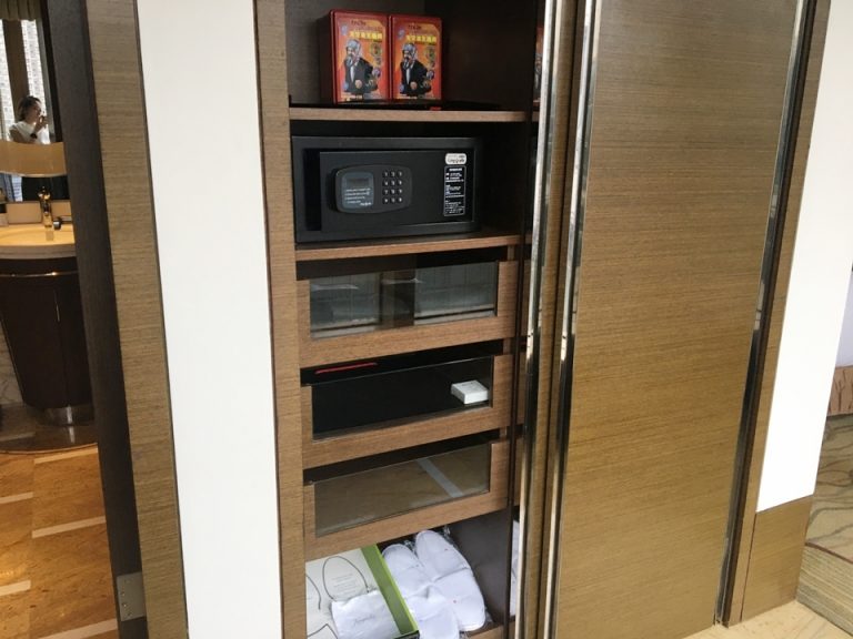 クローゼットの左側の扉を開けた様子。防災用具、金庫、ランドリーバッグ、スリッパや靴磨き用の布などが入っています。