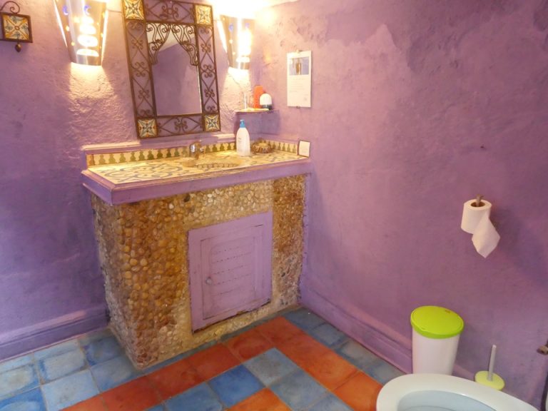 バスルーム入り口から全景