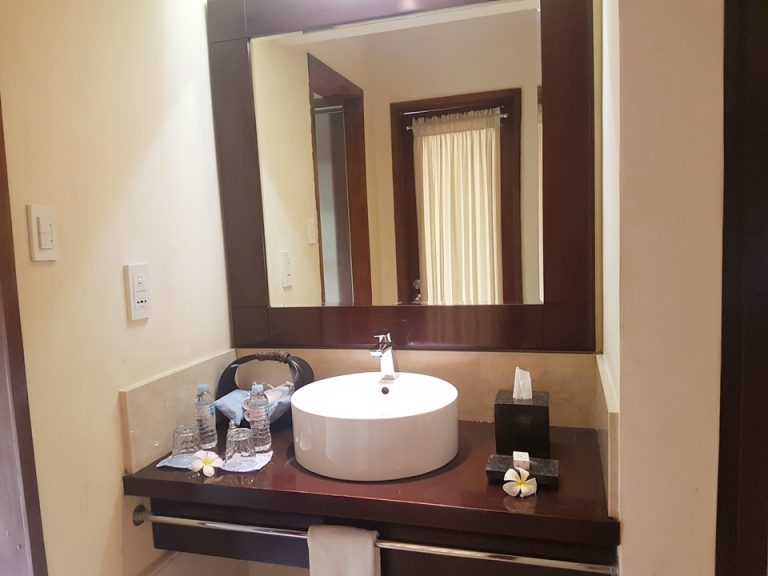 バスルーム:シャワー室側にある洗面台