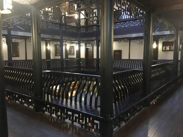 吹き抜けで下を見下ろせます