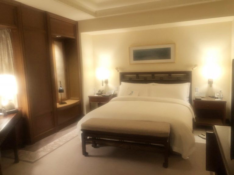 キングサイズのベッド横にも窓があります