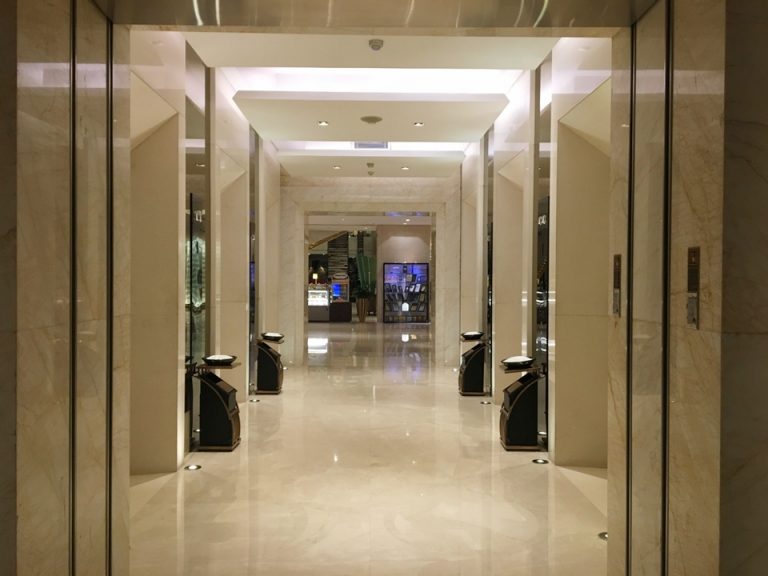 ロビー階(1階)のエレベーターホール