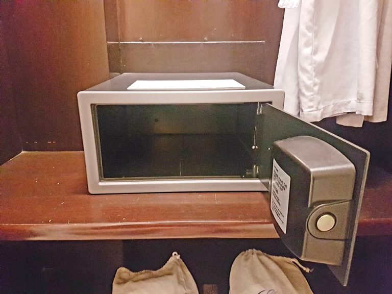 バスルーム:クローゼット内にある金庫、日本語での使用説明書付き