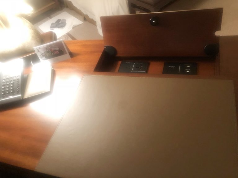 ワークデスクにはパソコン用コネクタがあります