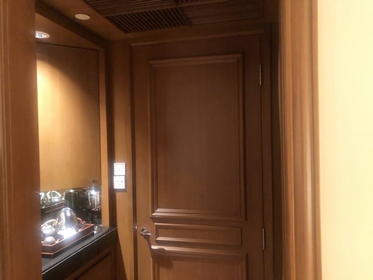 部屋から見るミニバーとバスルームやクローゼットに向かうドア