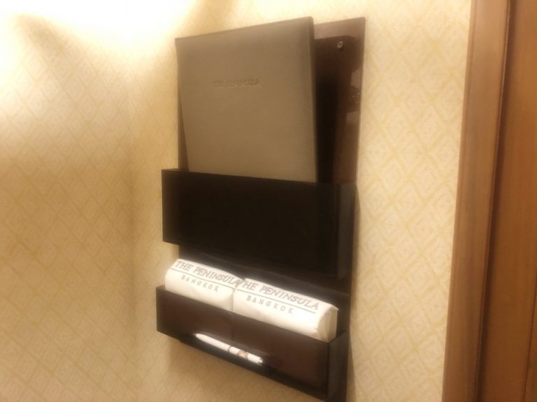 クローゼット右手にはメニューとランドリーバッグとボールペン