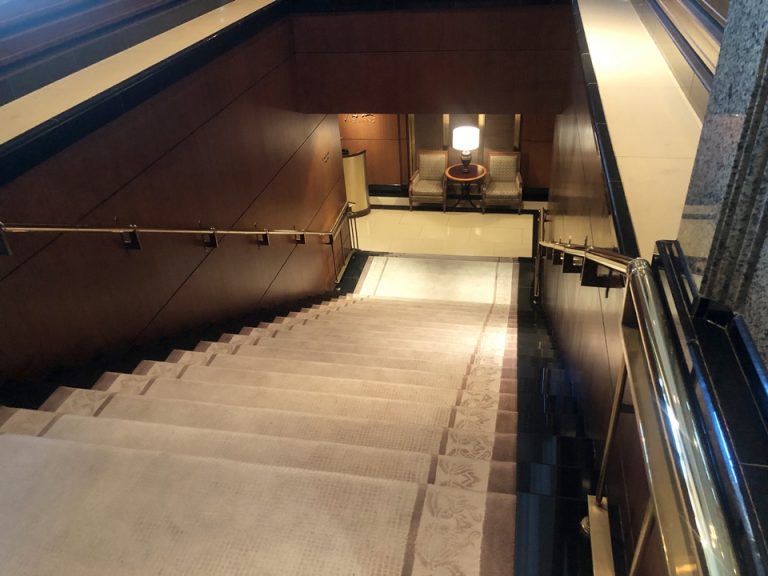 ロビーからグランドフロアへ向かう階段