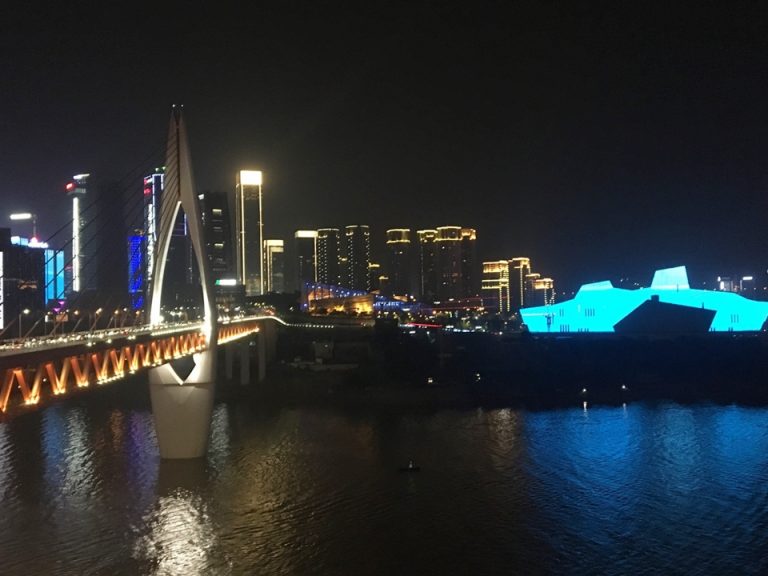 重慶の夜景。これは朝天門付近ですが、他にもいくつか夜景スポットがあります