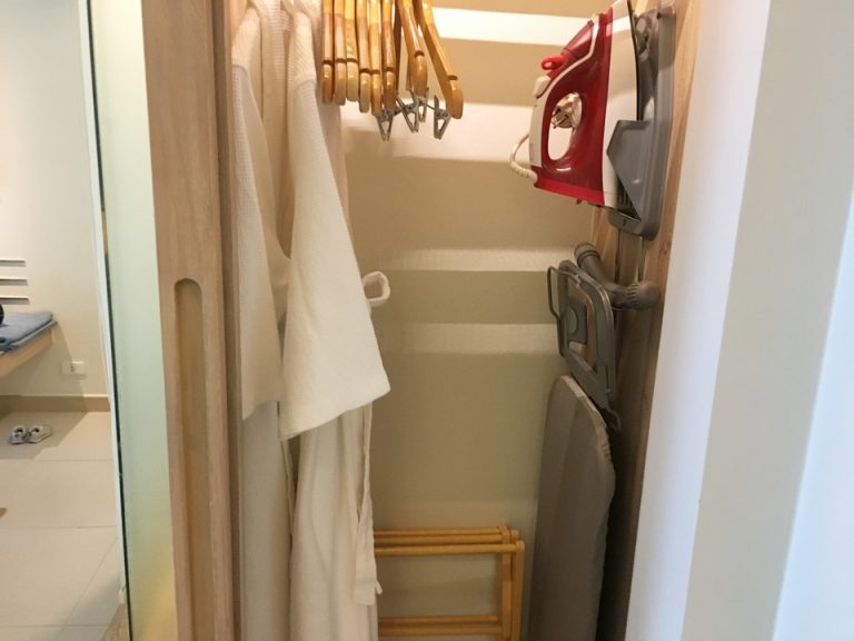 クローゼット外観(開けた状態)