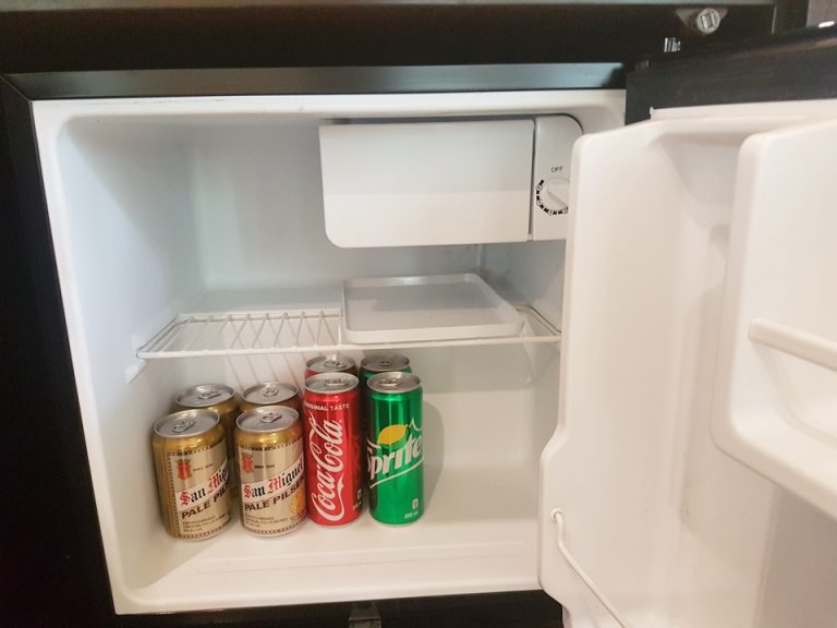 リビング:キャビネットを開けるとある冷蔵庫開けた状態、ドリンクは有料