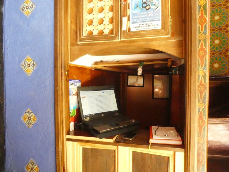 フロントデスク