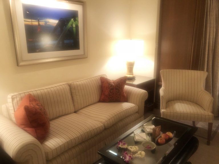 かなり大きめサイズのソファとテーブル