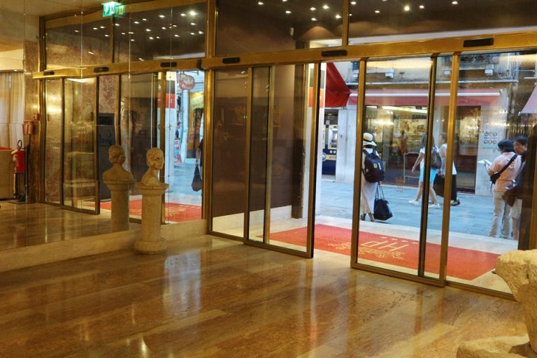 エントランス内観