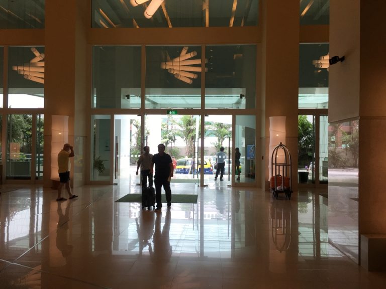 エントランス内観