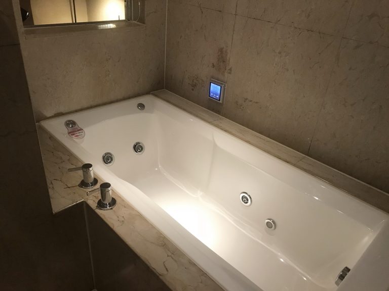 浴槽奥から