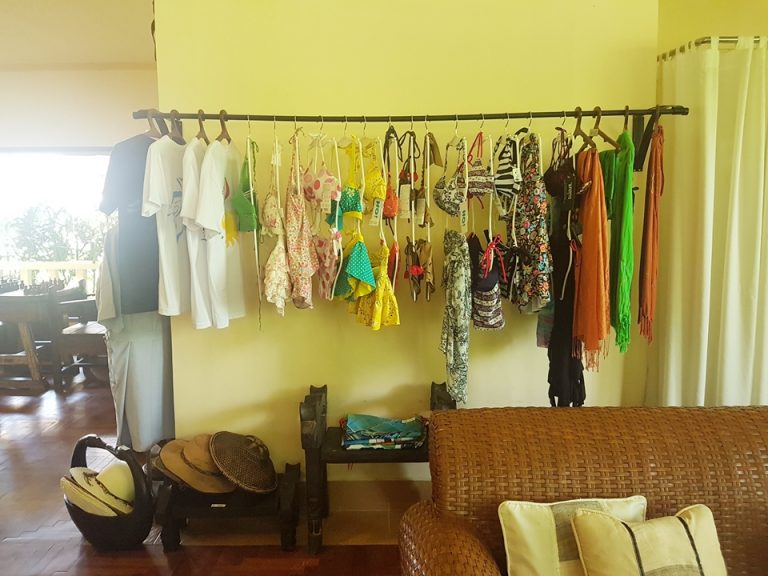 ショップ:衣類、Tシャツや水着